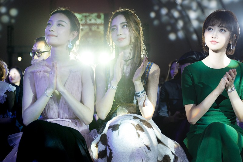 长裙|杨颖不像是孩子妈，和景甜坐在一起，打扮的更有少女感