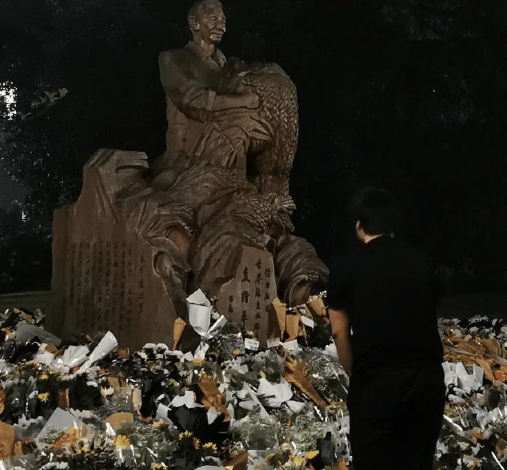 吴妈厨房 袁隆平雕像前布满花海！袁老遗体已经送往殡仪馆，市民围满整个长沙城！