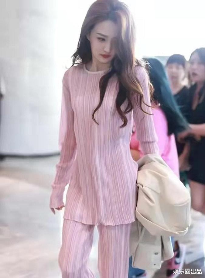 徐璐|徐璐的高光时刻，穿打底衫走机场赏心悦目，视觉效果不输国际大片