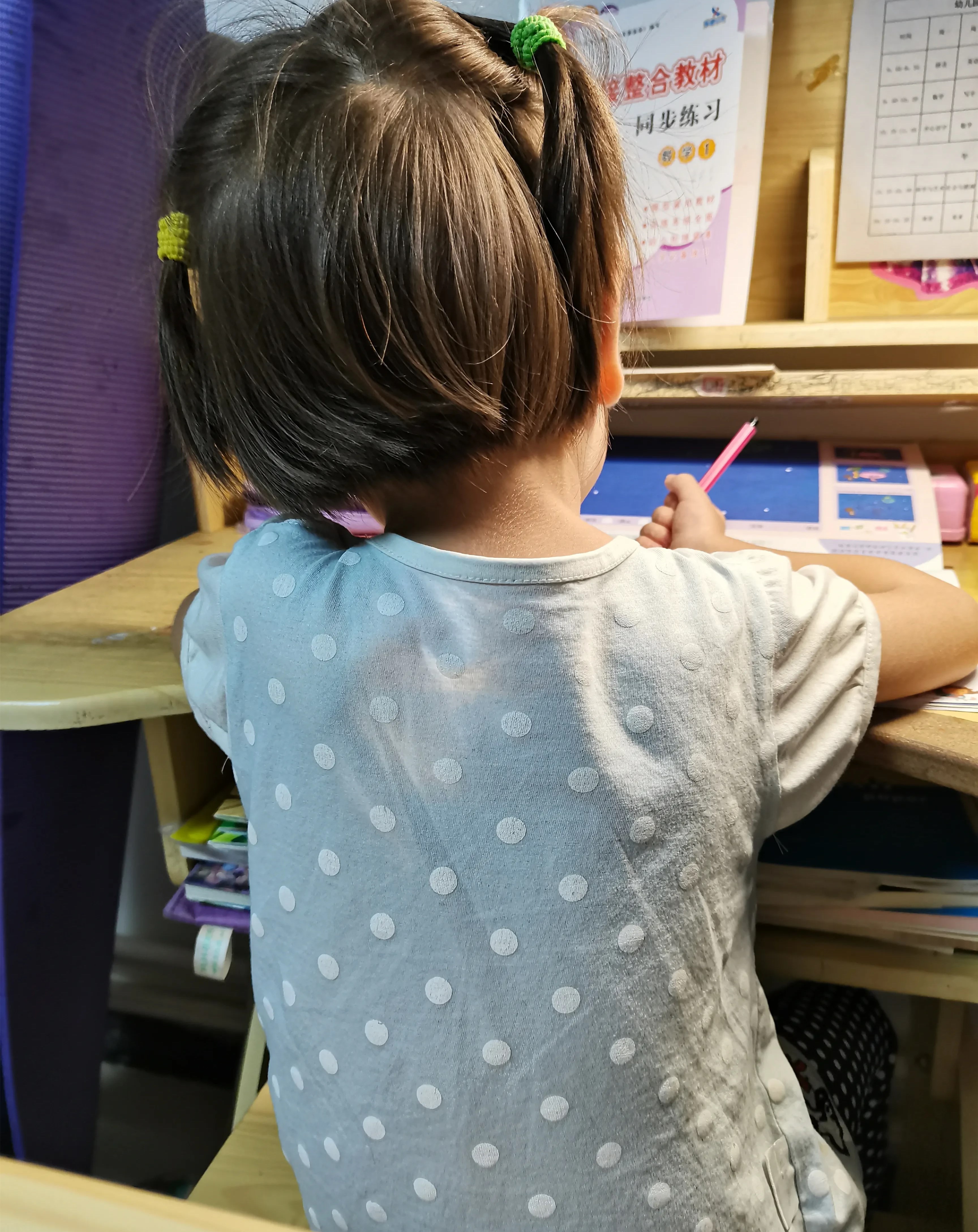 漂凌育儿|七岁女孩被37名家长联名驱逐,求学路上,能不“鸡娃”不从众吗?