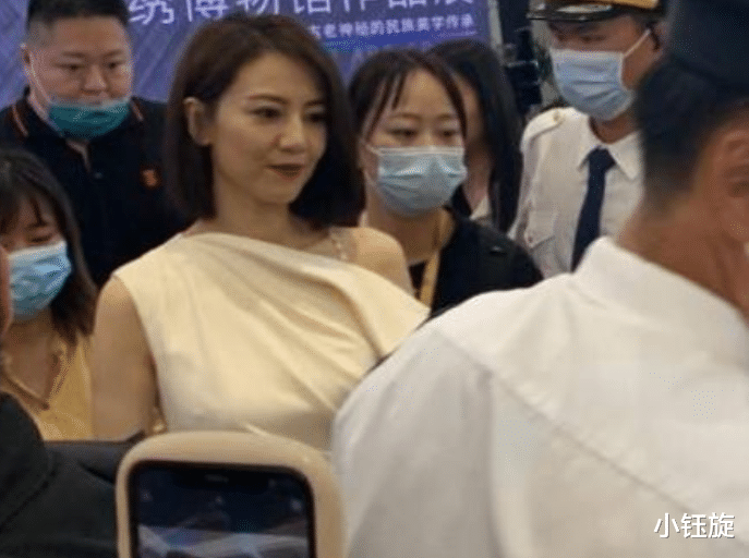 潘长江|41岁高圆圆生图曝光，泪沟法令纹好明显，骨相美人也扛不住衰老啊