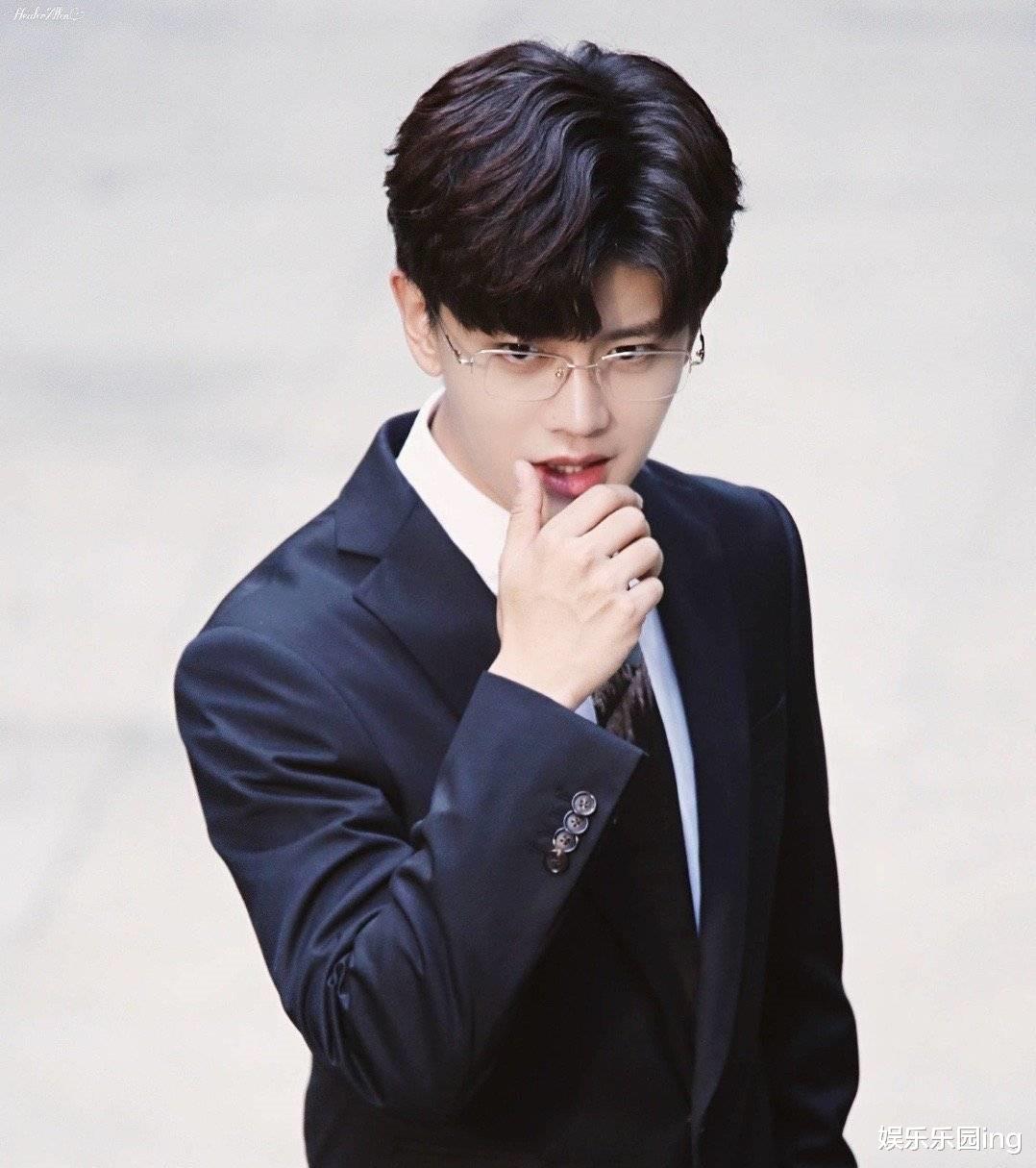 官宣|事业上升期就官宣恋情的两位顶流，打了多少“塌房”艺人的脸？