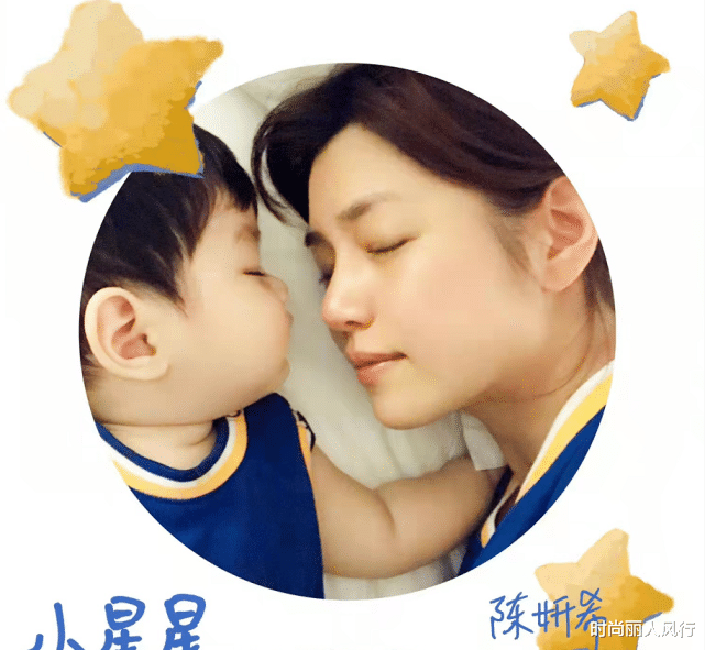 陈妍希|陈妍希高调晒全家福!夫妻俩大同框,陈妍希美回巅峰陈晓变星星眼