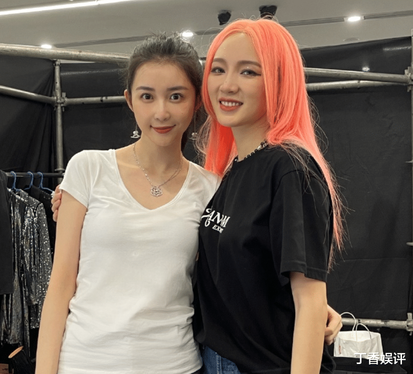 潘玮柏|潘玮柏带老婆看演唱会，宣云晒与孟佳合照，无美颜镜头下现真颜