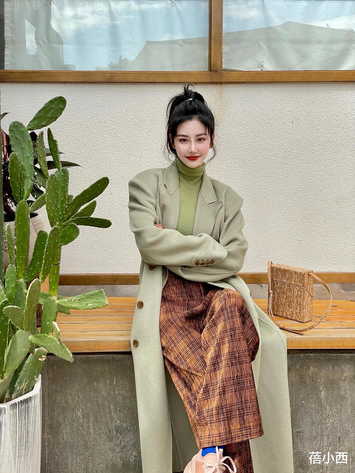 蓓小西 冬季穿这5个“神仙色大衣”真香，搭配牛仔裤、半身裙高级显气质