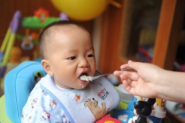 布谷妈妈|娃多大可以吃“大人饭菜”?儿科医生:宝宝这样喂养,更健康