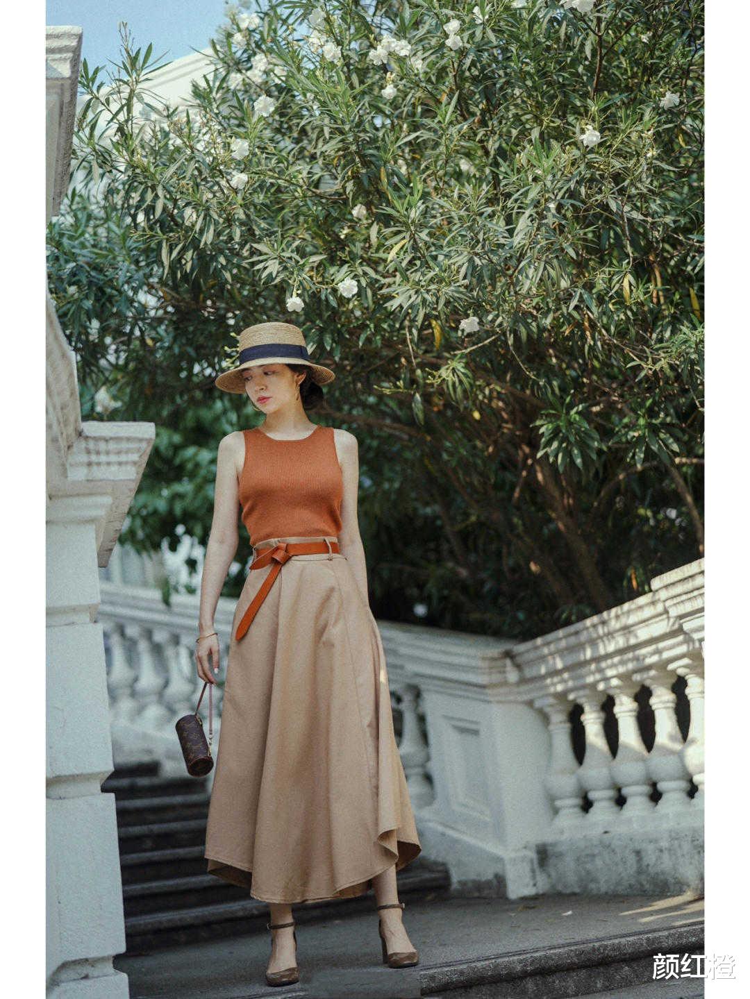 颜红橙|早秋“裙子”怎么穿？学三木搭配无袖针织衫，高级精致又显气质
