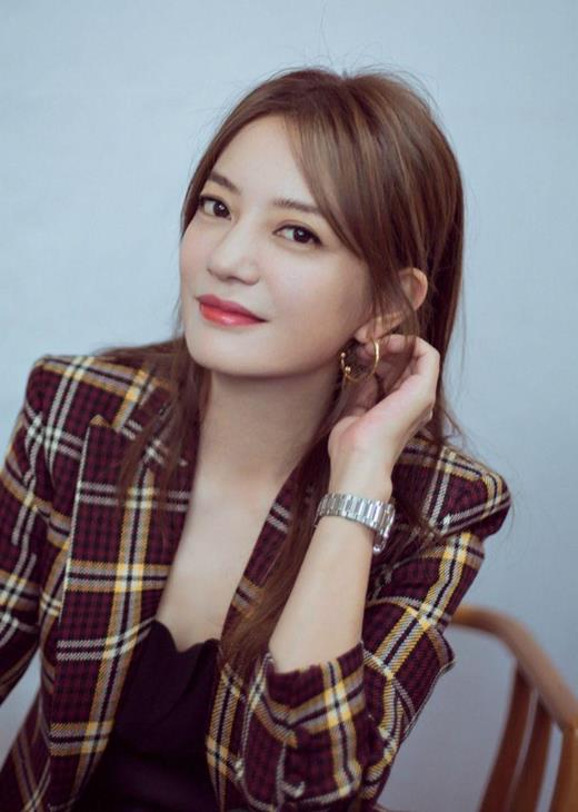 赵薇|43岁金喜善遇上44岁赵薇,网友:玻尿酸脸和天然脸的差距