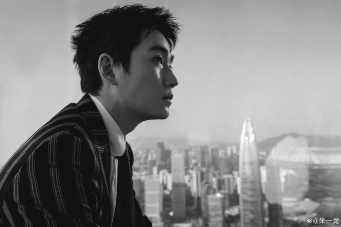 朱一龙|朱一龙出席芭莎慈善夜，网友纷纷表示帅爆了