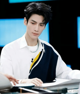 博骞原石 王一博戴起“老奶奶饰品”的翡翠项链竟然如此惊艳?金属和翡翠的碰撞让你化身“弄潮儿”!