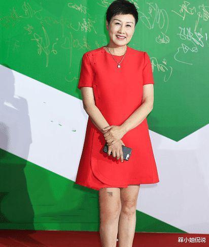 穿衣搭配|张凯丽真不像大婶辈,短发配印花T恤美成30岁,还好女儿不在身边