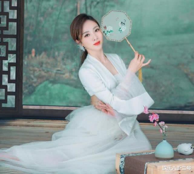 李思思|春晚：主持人李思思腰围登热搜，其实这对她来说，并不是一件好事