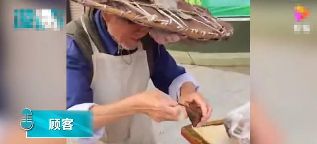 甜言密影视 乐山一大爷卖粽子,5毛钱一个,众人质疑:这能赚钱吗