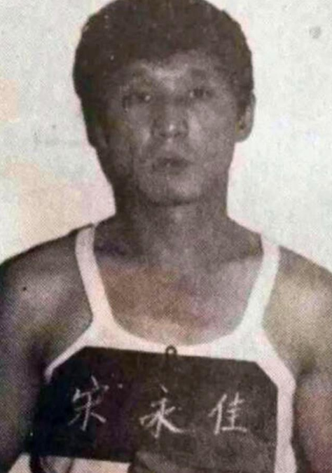 钉子户|东北“著名”的黑老大，曾占有24个女明星，狠起来连自己也砍