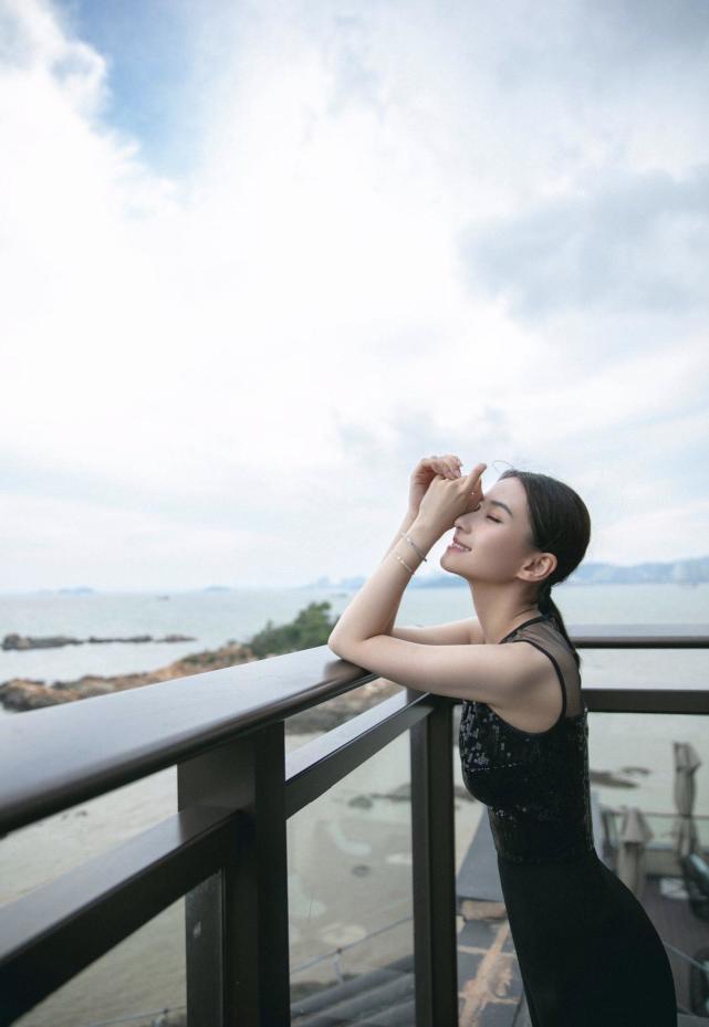 GD时尚爆|何超莲秋日西装混搭，米色西装配大红色裤子，气场1米8