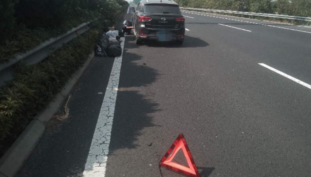 女孩 应急车道换轮胎遭扣6分？车主怒了：爆胎都不算是“急”吗？