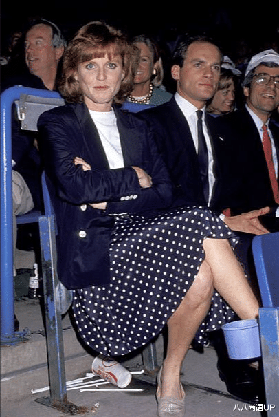 八八尚语UP|凯特致敬60岁的婆婆，西服配波点裙戴妃都穿过，婆媳美出不同气场