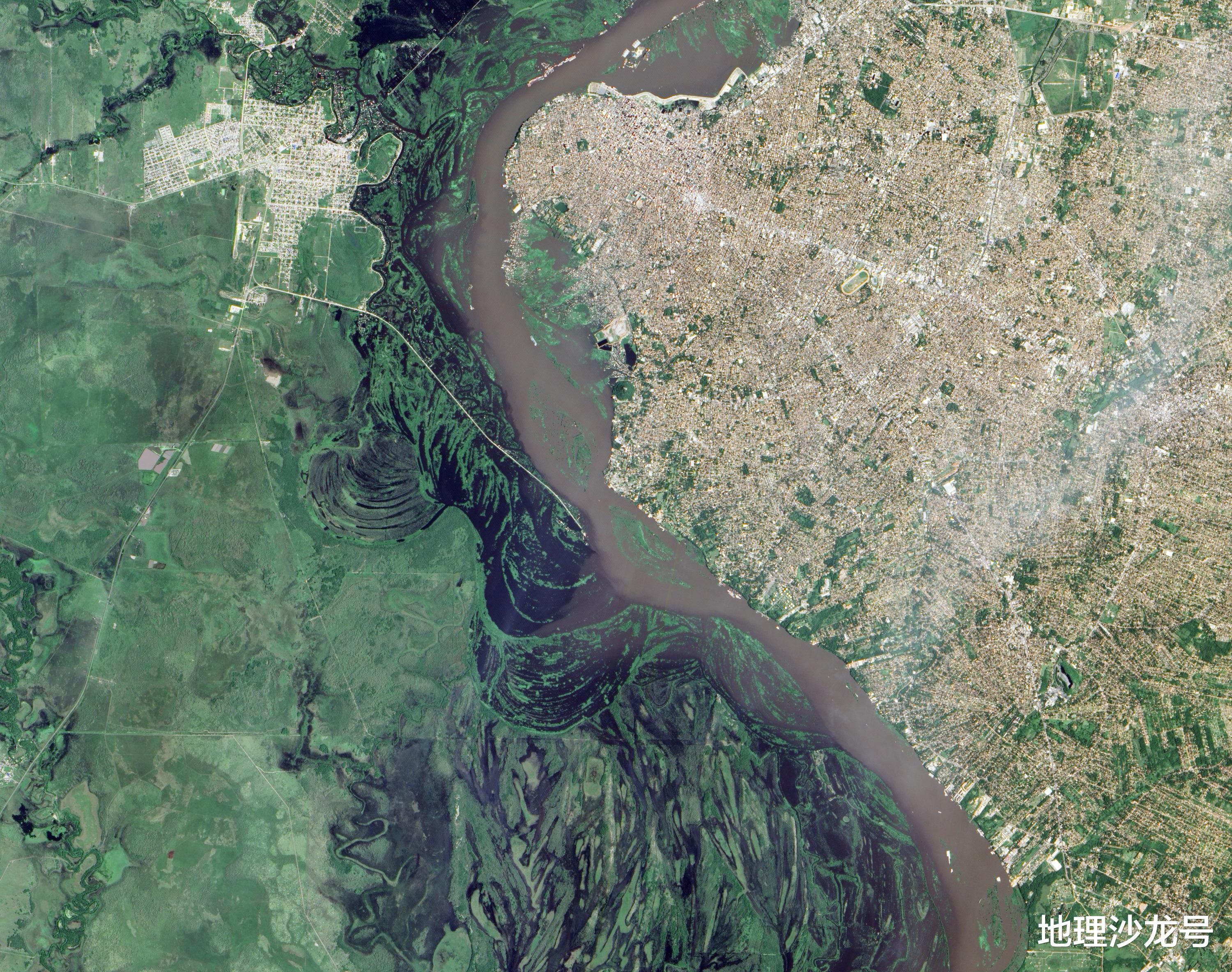  通过全球洪涝和人口分布的相关分析，发现人类更愿意居住在洪泛区