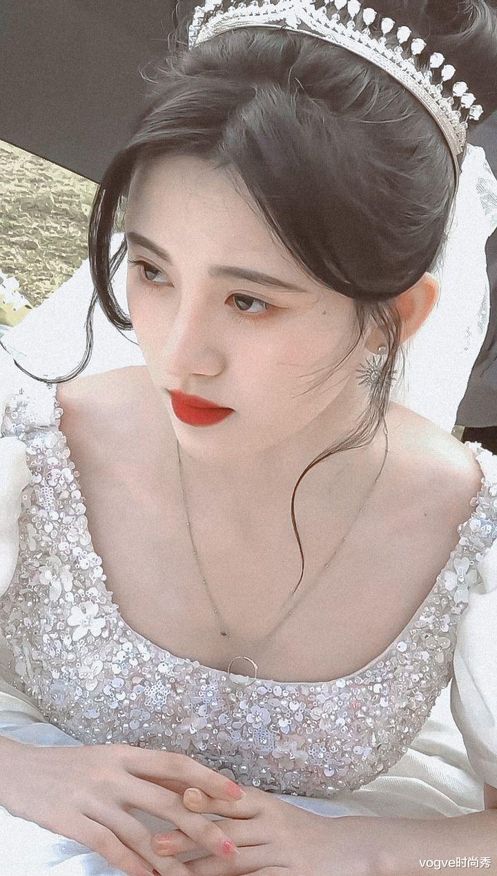 陈小纭|鞠婧祎穿婚纱走到哪“捂”到哪？戴项链后立马放开，直男视角绝了