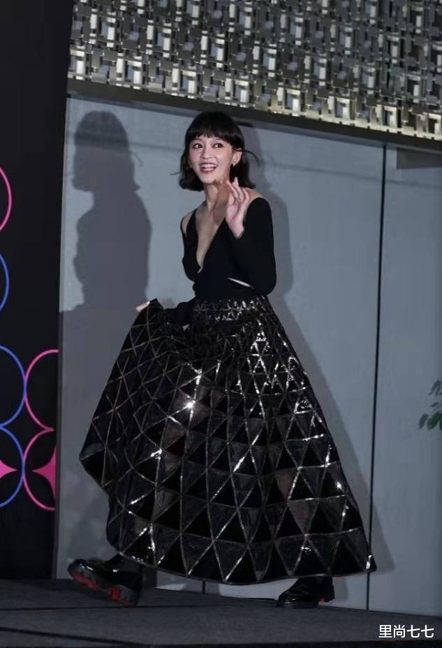 里尚七七 陈意涵孕期暴瘦，挺9个月孕肚走红毯好轻盈，脸颊凹陷突然变老了