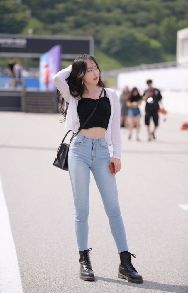 GD时尚爆 牛仔裤混搭的年轻女生，展现出了一种阳光靓丽又休闲大方