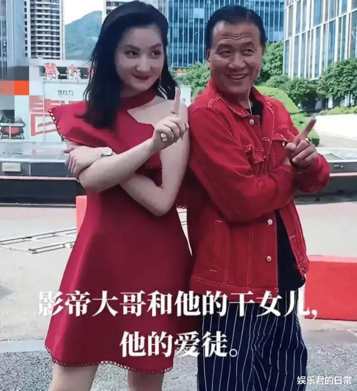 万梓良|64岁万梓良现身开业仪式，牵住女主持的手亲密共舞，对方满脸尴尬