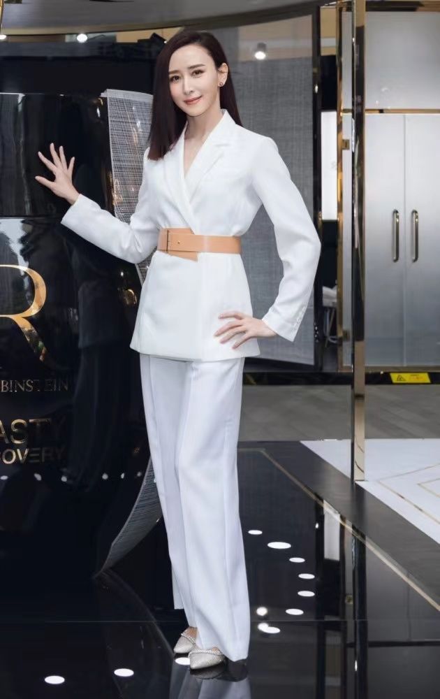 冯提莫|42岁胡静真没阔太架子，穿秋衣秋裤陪孩子玩耍，意外暴露庭院豪宅