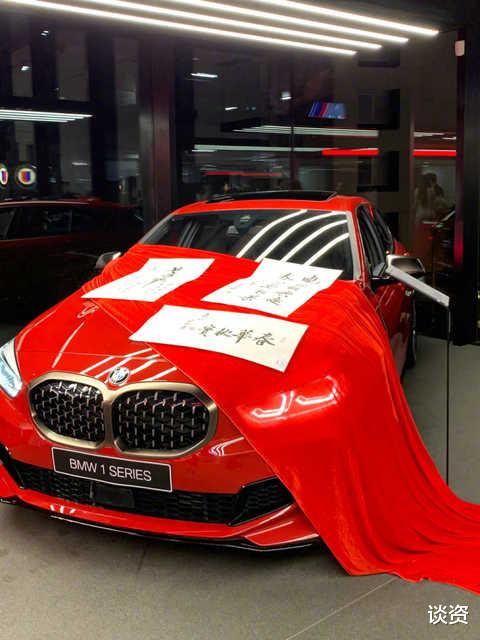 刘晓庆|刘晓庆穿旗袍办书法展,脸肿胀五官诡异似“面具”,胸前玉石比拳头大