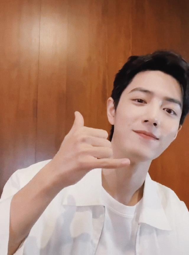幸福港湾有你相伴|去年他给他公开庆生祝福不惮上热搜，今年他还他生日祝福和热搜