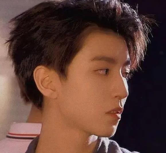 陈亚男|王俊凯大学室友兼好朋友恋情曝光,小凯要被喂狗粮了!