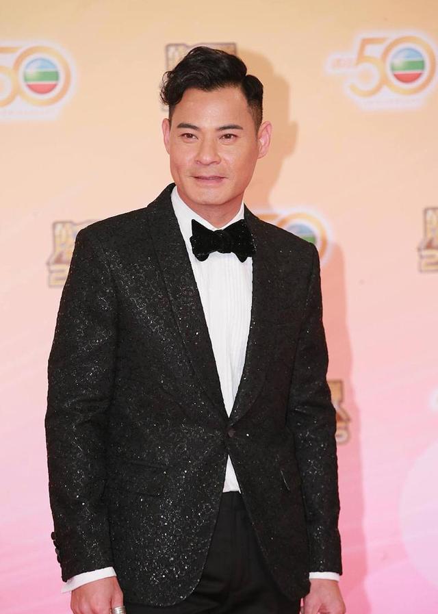 黄智贤|黄智贤一线小生地位不保，两年没拍TVB新剧，星途起伏已铺路转行