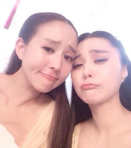 杨幂|女神一起合照，红色裙子的唐嫣，和蓝色裙子的杨幂，不愧是好闺蜜