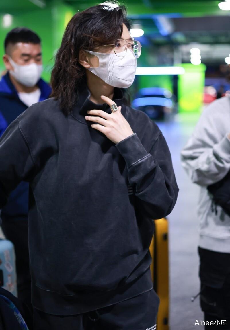 Ainee小屋 万茜咋有点“油”了，穿深蓝色运动套装挺休闲，但发型一言难尽