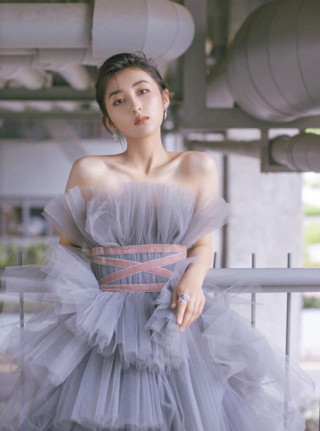 张子枫|张子枫在床上看书，她的“趴姿”引全网女生模仿，变瘦是有原因的