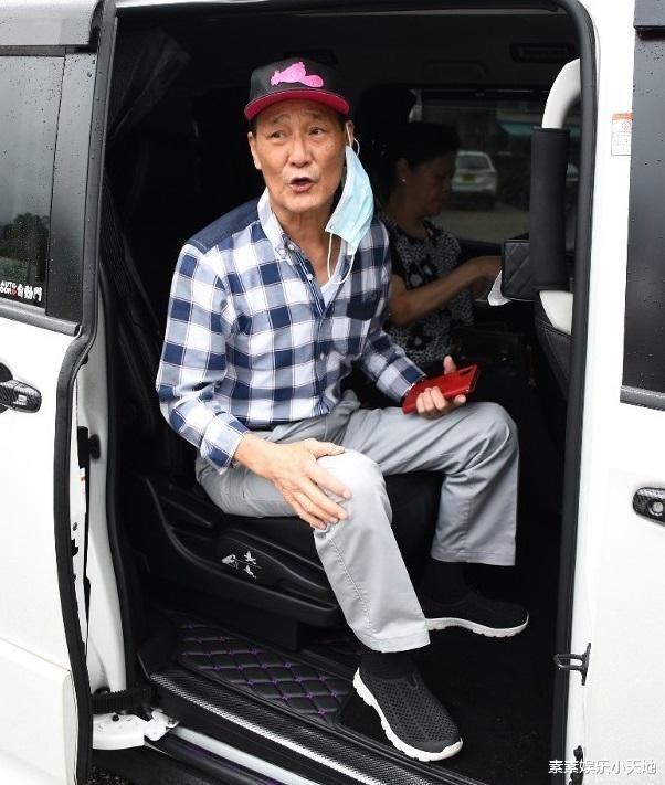 陈惠敏|胡杏儿老公与吴耀汉陈惠敏合影，两位前辈都老了，满头白发很慈祥