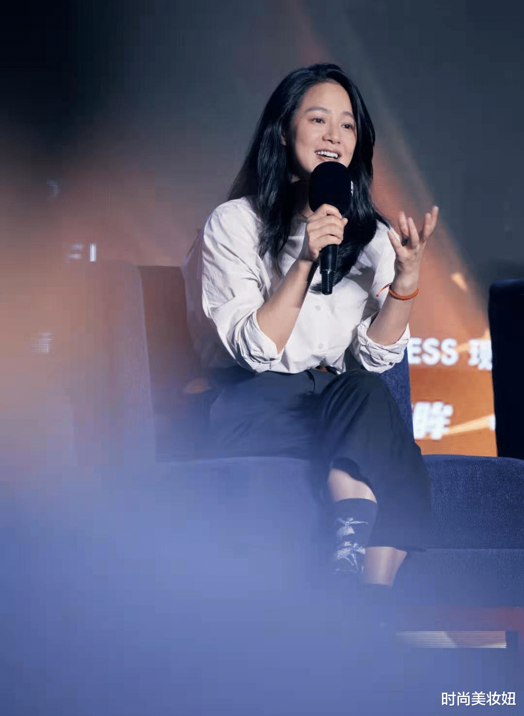 时尚美妆妞|周韵是真正的“骨相美人”，穿白衬衫配西裤，简约又高级大气