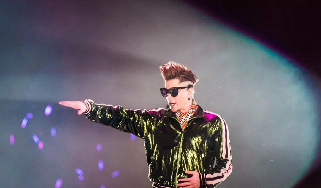 郭富城|郭富城在澳洲开演唱会，模特塞给他一张卡片，赴约后霸气应对