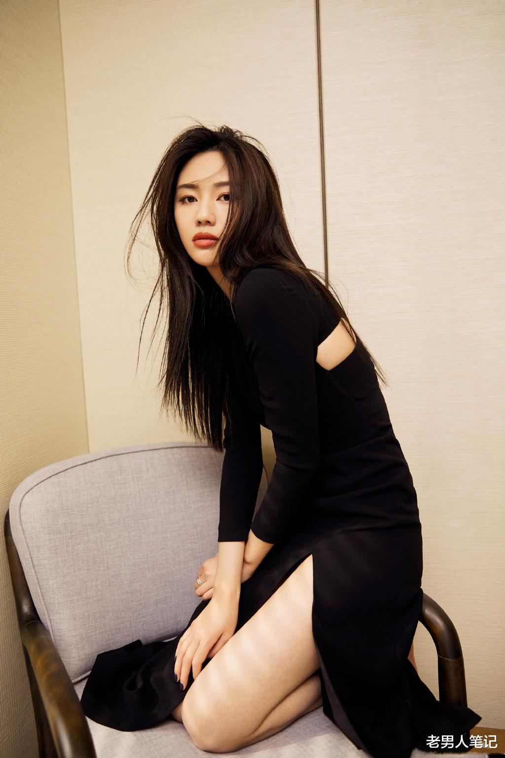 老男人笔记 《悬崖之上》火热上线，又一名谋女郎释出，冷艳型电影脸被刷屏了