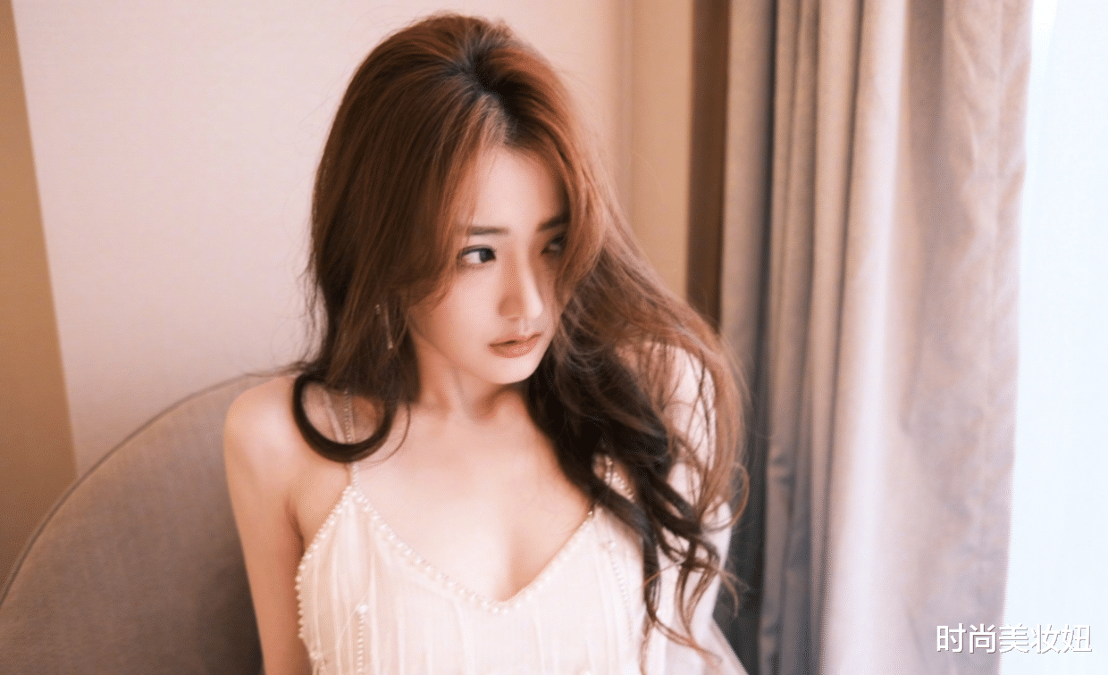 时尚美妆妞|徐璐尺度也放开了，穿吊带连衣裙配大波浪卷发性感迷人，太养眼了