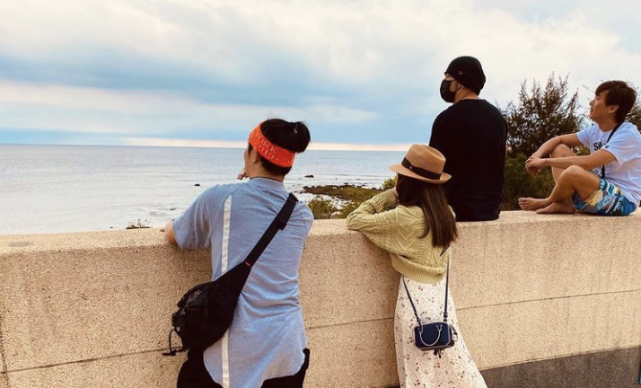 周杰伦|周杰伦晒妻儿牵手背影，被赞“吉祥三宝”，弟弟身高直逼姐姐