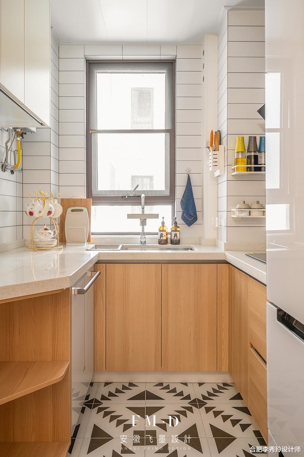 陈卓家的厨房更有看头,3㎡左右,纯靠4个设计做到小面积杂而不乱