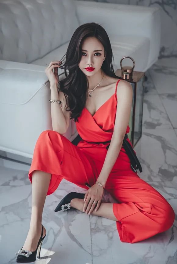 壹品穿搭|女神孙允珠高清时尚搭配：牙买加威士忌胭红妩媚阔腿裤