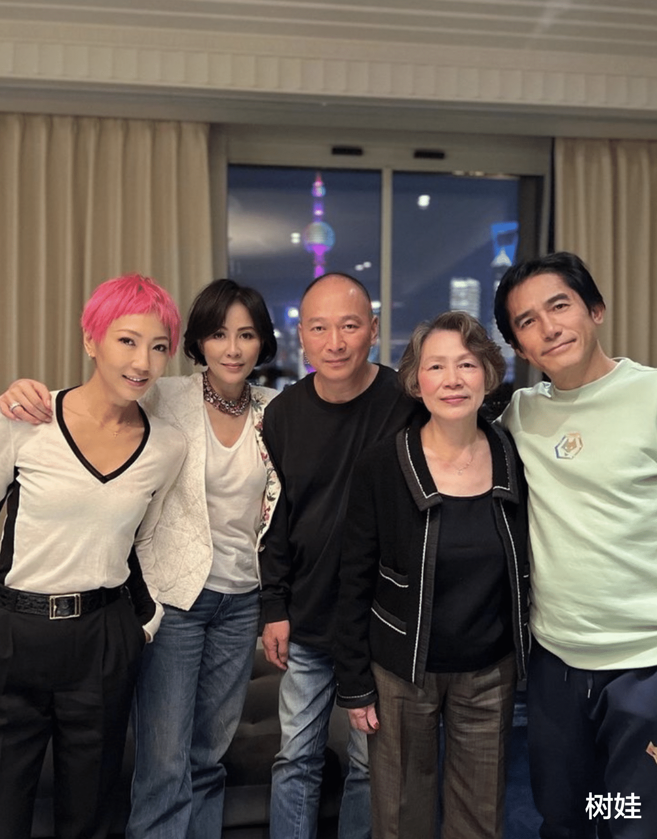 |刘嘉玲办宴会庆56岁生日，全家合照刘妈妈抢镜，母女气质不相上下