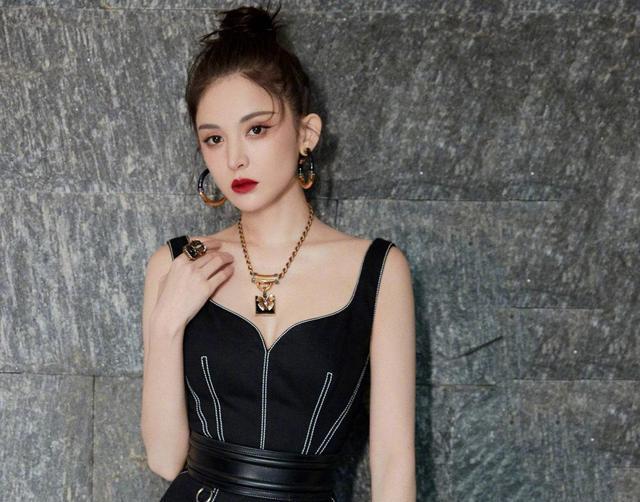 古力娜扎|古力娜扎气质很惊艳！身穿黑色荷叶边牛仔裙，上演酷飒红唇妆容