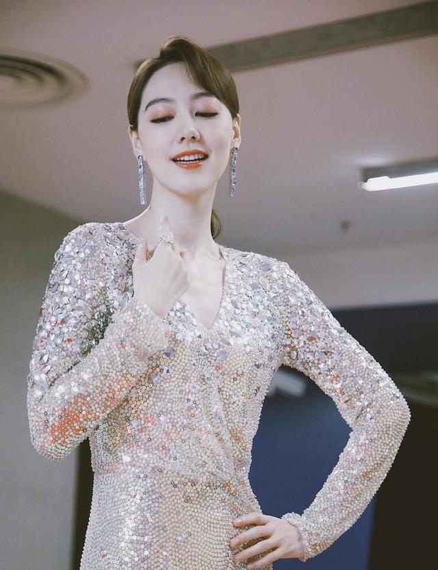 主持人|美女王冠近照，少女感十足，清秀优雅漂亮依然，自曝37岁没对象？