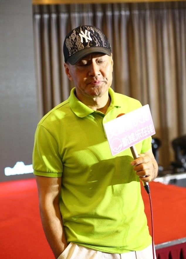 潮流搭配师甜甜|于光荣执导《天龙八部》上线，怼脸拍一脸疲惫相，看着好心疼