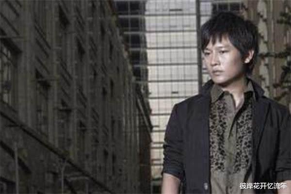 草根|他是位“草根明星”，凭一首歌走红多年，如今连普通人都不如