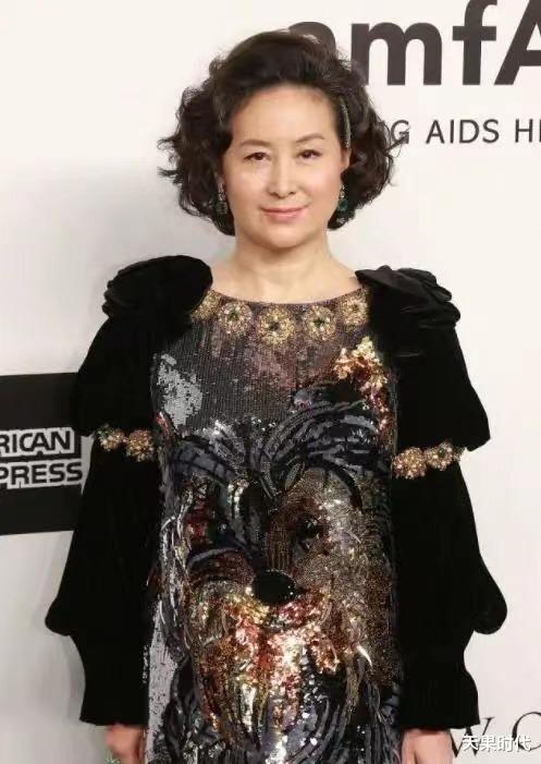 何超琼|何超琼不愧赌王最看重的女儿，贵妇打扮也有企业家风范，霸气侧漏