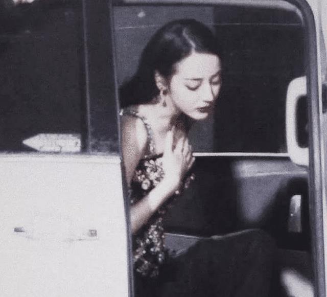 迪丽热巴|迪丽热巴“走哪捂哪”太做作？女孩子最美的样子，就是自尊自爱