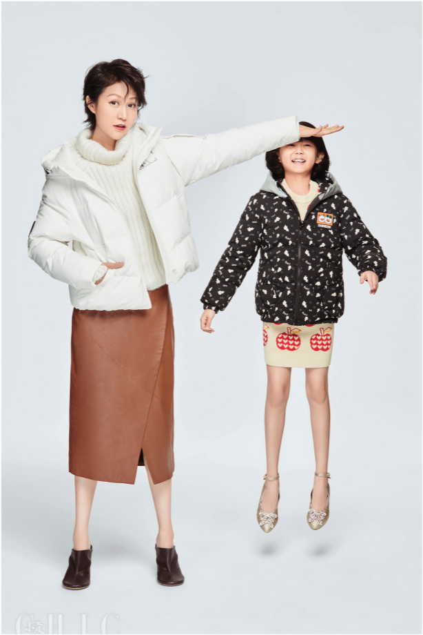 牛仔裤|鲍蕾携俩女儿登大刊！贝儿身材比例堪比超模，颜值成三人中竟最佳